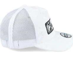 Comic Strip Thief White Velvet Trucker - Moomin