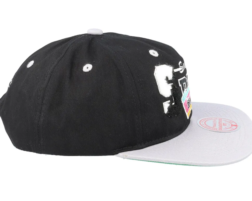 San Antonio Spurs Varsity Letter Black/Grey Snapback - Mitchell & Ness